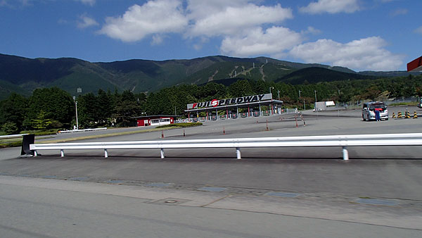 富士スピードウェイ前を通過